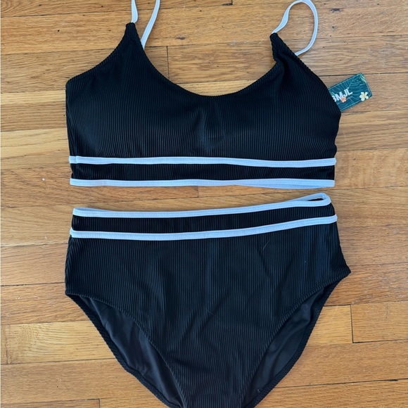 Black and White Sporty Bikini Swim Set - Picture 6 of 9